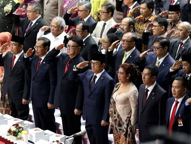 Sejumlah menteri Kabinet Kerja menghadiri upacara peringatan HUT ke-72 Bhayangkara di Istora Senayan, Jakarta Pusat, Rabu (11/7). Tema HUT tahun ini yaitu 'Semangat Promoter Siap Mengamankan Agenda Nasional 2018 dan 2019'. (Liputan6.com/Johan Tallo)