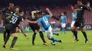 Aksi pemain Napoli, Dries Mertens saat menerobos pertahanan Manchester City pada laga Liga Champions grup F di San Paolo stadium, Naples, (1/11/2017). City menang 4-2. (Cesare Abbate/ANSA via AP)