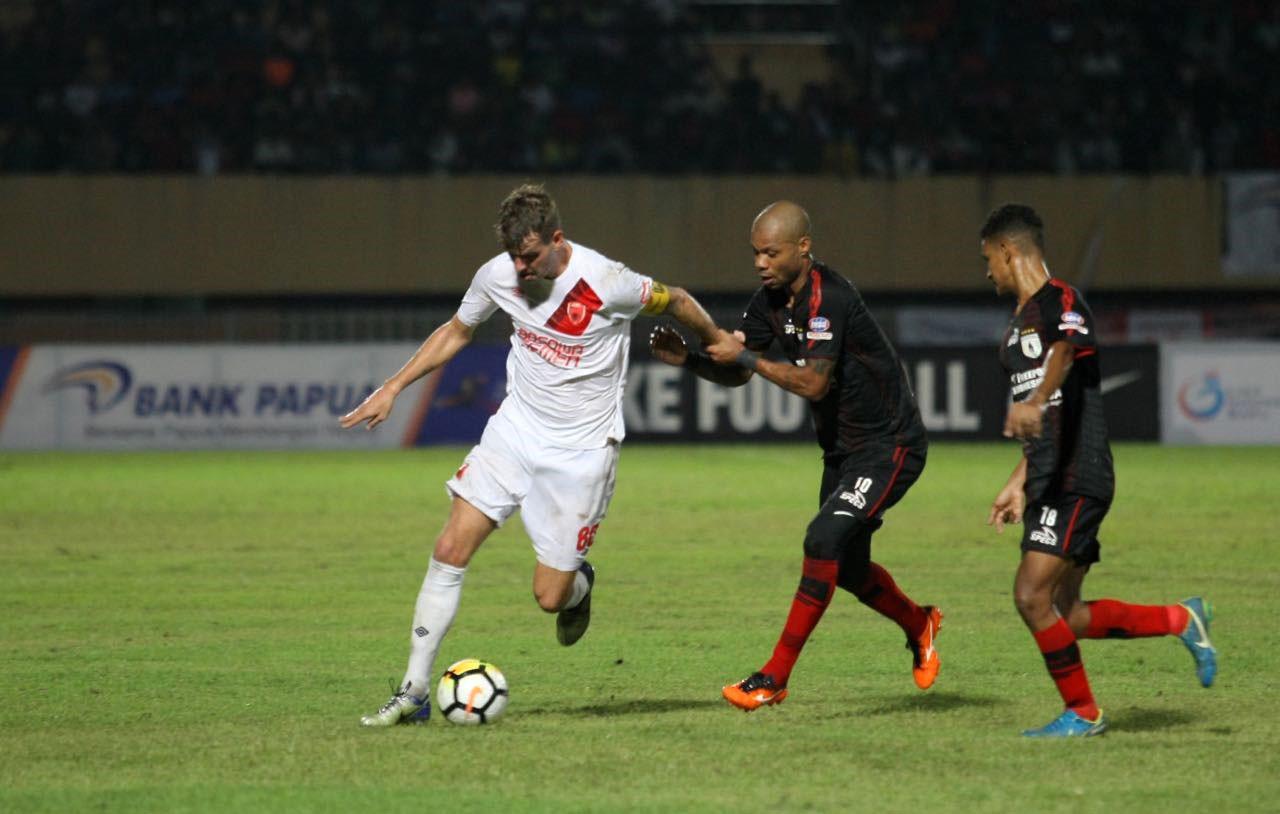 Duel Persipura vs PSM di Stadion Mandala, Jayapura, Senin (4/6/2018). (Bola.com/Abdi Satria)