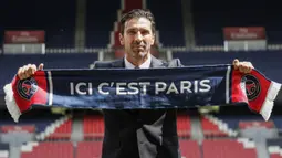 2. Gianluigi Buffon - PSG memperkenalkan kiper legendaris Italia ini sebagai pemain baru dengan kontrak satu tahun dan opsi perpanjangan. Penjaga gawang 40 tahun ini didatangkan dari Juventus secara gratis karena kontraknya habis. (AFP/Thomas Samson)
