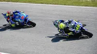 Valentino Rossi (kanan) dan Maverick Vinales melintasi lintasan saat kualifikasi MotoGP Italia di Sirkuit Mugello, Sabtu (21/5/2016). (Motorsport)