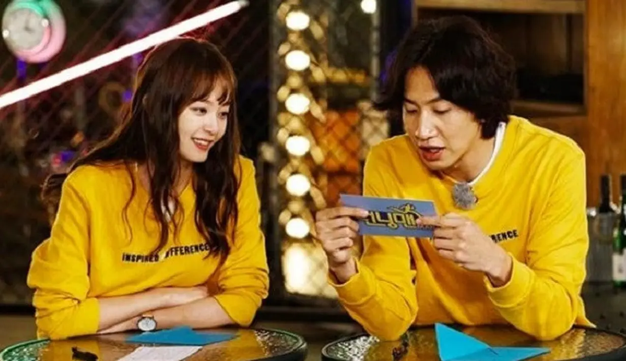 "Lee Kwang Soo mengirimkanku sebuah foto gelang yang membuat kami disebut sebagai pasangan dengan pesan. Sepertinya publik semakin curiga karena warna gelang kami berbeda," tuturnya. (Foto: Soompi.com)