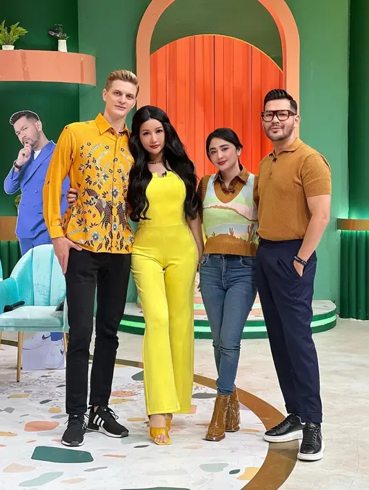 Dewi Perssik dan Rian Ibram turut berfoto juga dengan Lucinta Luna dan Alan. Lucinta Luna dan Alan terlihat serasi dengan busana kuning. Potret kebersamaan Lucinta Luna dan Alan bersama seleb ini curi perhatian. (Liputan6.com/IG/lucintaluna_manjalita)