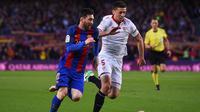 Bek Sevilla, Clement Lenglet (kanan), masuk dalam daftar belanja Barcelona pada bursa transfer musim panas tahun ini. (AFP/Josep Lago)