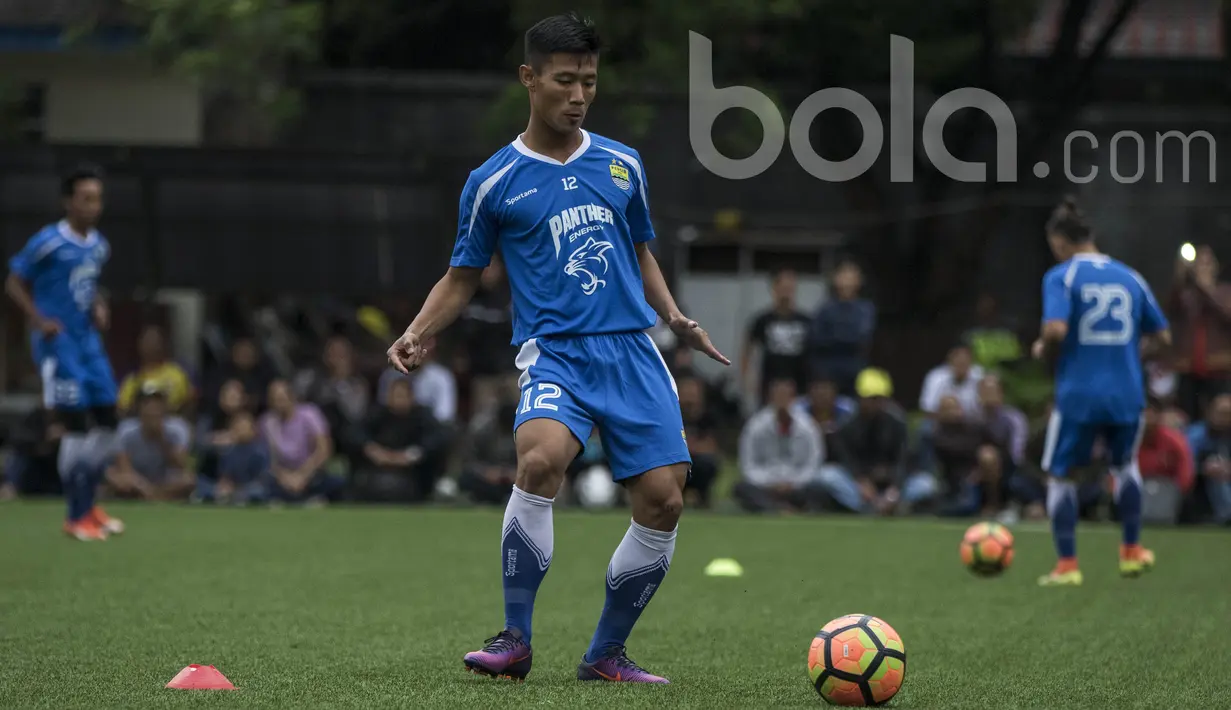 Bek muda Persib Bandung, Henhen Herdiana, berusaha mengontrol bola saat latihan. Rencananya Maung Bandung akan kembali melakoni uji coba melawan Barito Putera. (Bola.com/Vitalis Yogi Trisna)
