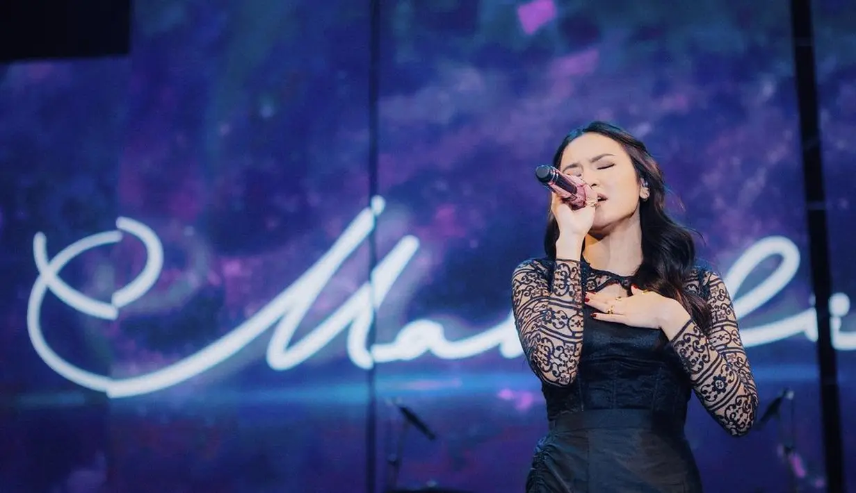 Tak jarang ia mengenakannya saat tampil di panggung. Permainan motif di bagian lengan menambah sedikit kesan manis. [Instagram @mahaliniraharja]