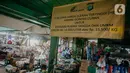 Spanduk terkait penetapan harga minyak goreng subsidi di lorong Pasar Kramat Jati, Jakarta, Senin (30/5/2022). Adanya spanduk minyak goreng subsidi tersebut  untuk mensosialisasikan soalnya Per 31 Mei 2022 pemerintah berencana mencabut subsidi minyak goreng curah. (Liputan6.com/Faizal Fanani)