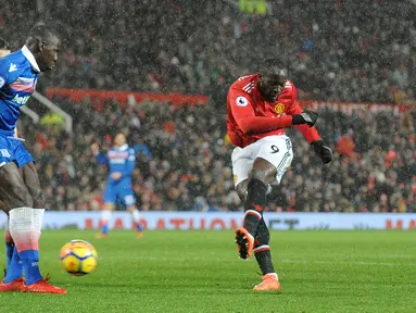 Pemain Manchester United, Romelu Lukaku melakukan tendangan ke gawang Stoke City pada laga pekan ke-23 Premier League 2017-2018 di Old Trafford, Senin (15/1). Satu gol Lukaku membawa Manchester United menang dengan skor 3-0. (AP/Rui Vieira)