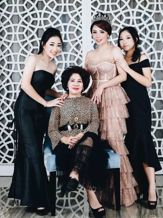 6 Potret Femmy Permatasari dan Dua Putrinya, Bak Kakak Adik