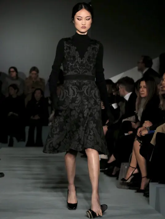 Seorang model kesulitan berjalan akibat sepatunya tak sengaja terlepas saat memperagakan koleksi Oscar de la Renta Fall/Winter 2016 pada pagelaran New York Fashion Week di New York, Selasa (16/2/2016). (REUTERS/Brendan McDermid)