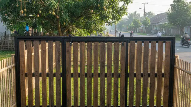 Model Pagar Rumah Ramah Lingkungan dari Kayu Daur Ulang Modern. AI