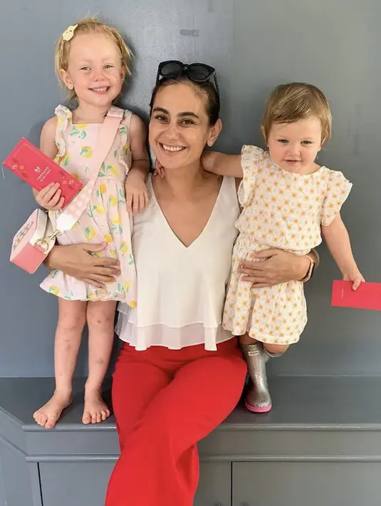 Marissa L Nasution kini tinggal di Singapura bersama keluarga. Terlihat saat merayakan Imlek, ia mengenakan atasan putih dipadukan celana merah. @marissanln