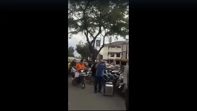 Viral antrean panjang warga berburu minyak goreng murah di Pesanggrahan, Jakarta Selatan