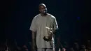 Penyanyi rap Kanye West saat menerima penghargaan di MTV Video Music Awards 2015, Los Angeles, Minggu (30/8). Pada kesempatan itu, suami dari Kim Kardashian tersebut memastikan diri bakal menjadi calon presiden AS tahun 2020.(REUTERS/Mario Anzuoni)