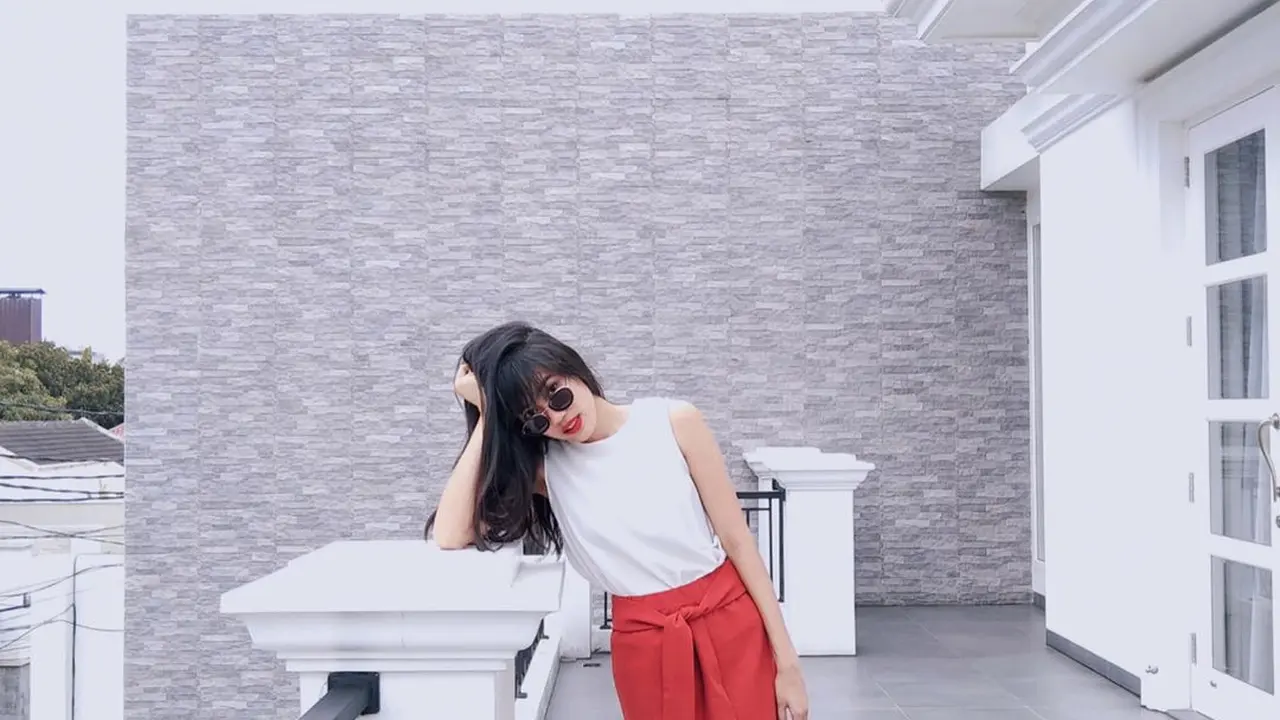 [Bintang] Busana merah Alika Islamadina
