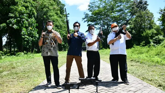 Penandatanganan Nota Kesepahaman Kepala BPH Migas M. Fanshurullah Asa dengan Dirut PT Pindad Abraham Mose tentang Pemanfaatan Sumber Daya Dalam Rangka Mendukung Kegiatan di Bidang Pengawasan Pendistribusian BBM dan Gas Bumi. (Dok BPH Migas)