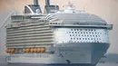 Kapal pesiar terbesar di dunia, Harmony of the Seas saat tiba di pelabuhan untuk melakukan pelayaran mayden di di Southampton , Inggris 17 Mei 2016. Panjang dari kapal ini pun sepanjang 361 meter. (REUTERS / Peter Nicholls)