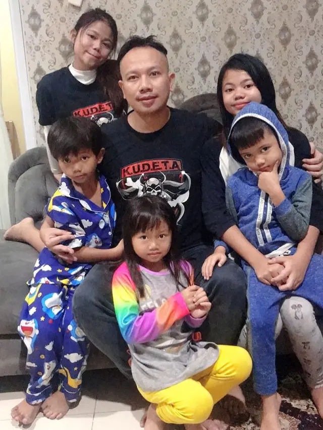 Resmi Bebas, Ini 6 Momen Haru Vicky Prasetyo Bertemu Keluarga