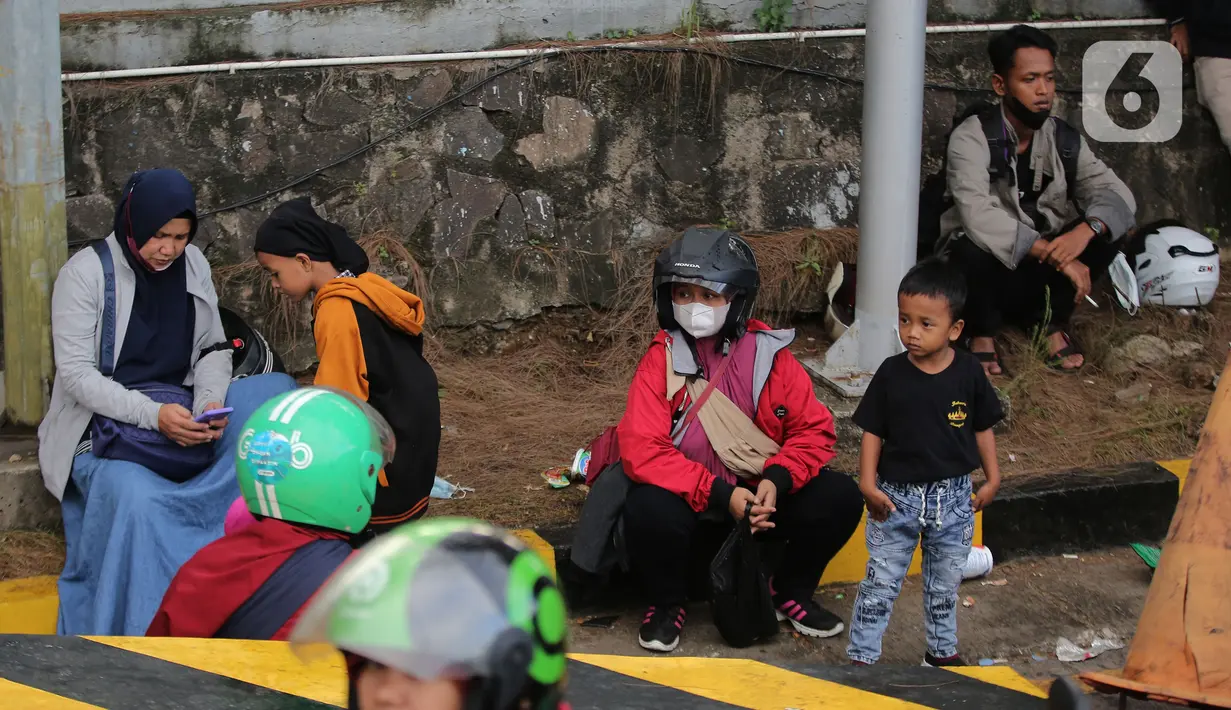<p>Sejumlah pemudik yang menggunakan sepedah motor beristirahat di pelabuhan Merak, Banten, Sabtu (30/4/2022). Pemudik memanfaatkan kemacetan panjang untuk beristirahat sebelum menyebrang dengan kapal roro. (Liputan6.com/Angga Yuniar)</p>