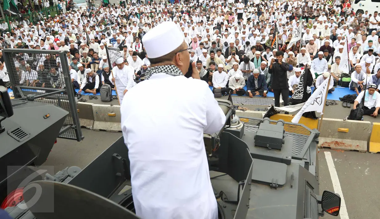 Penceramah menyampaikan khotbah di atas mobil barakuda di Jalan Merdeka Barat, Jakarta, Jumat (4/11). Massa aksi damai 4 November terlihat mendengarkan khotbah salat Jumat yang digelar di atas aspal. (Liputan6.com/Faizal Fanani)