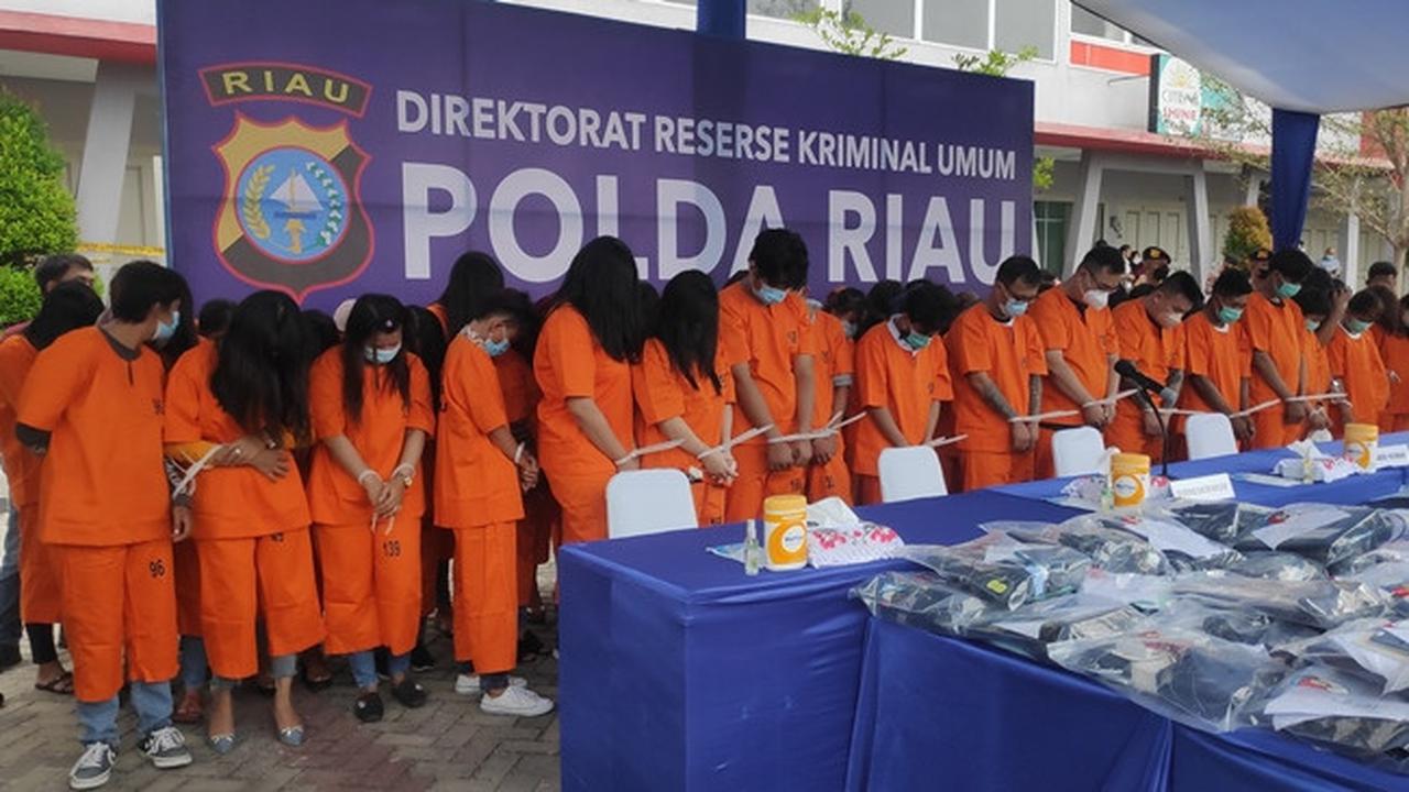 Puluhan tersangka operator judi online yang ditangkap Polda Riau di sebuah ruko di Pekanbaru.
