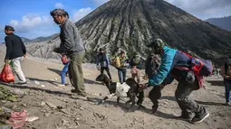 Upacara Kasada itu merupakan ritual tahunan masyarakat Suku Tengger dengan melarung hasil bumi atau ternak ke kawah Gunung Bromo sebagai bentuk rasa syukur kepada Sang Pencipta. (Photo by Juni Kriswanto / AFP)