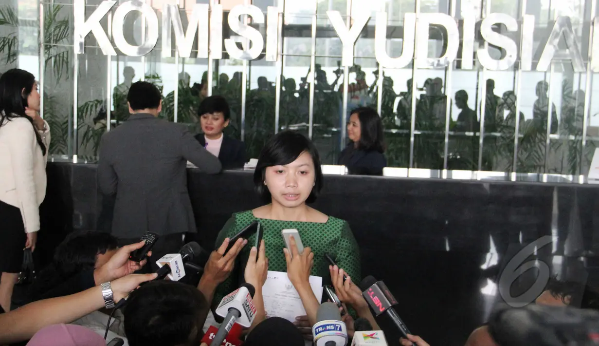 Kepala Bidang Pembelaan Hak Sipil dan HAM Kontras, Putri Kanesia meminta kepada Komisi Yudisial melakukan penyelidikan terhadap vonis mati yang menimpa remaja berusia 16 tahun, Yusman Telaumbanua, Jakarta, Kamis (19/3/2015).(Liputan6.com/Helmi Afandi)