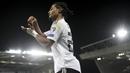 Gelandang Jerman, Serge Gnabry, merayakan gol yang dicetaknya ke gawang Irlandia Utara pada laga Kualifikasi Piala Eropa 2020 di Windsor Park, Belfast, Senin (9/9). Irlandia Utara kalah 0-2 dari Jerman. (AFP/Paul Faith)
