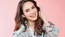 Salah satunya adalah penampilannya yang kerap memakai jaket denim. Denim memang menjadi pilihan banyak orang akrena bisa memberikan kesan santai dan juga chic. (Liputan6.com/IG/@steffizamoraaa)