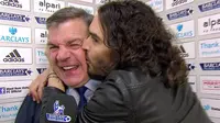Setelah Sepekan, 'Big Sam' Baru Tenang Usai Dicium Russell Brand