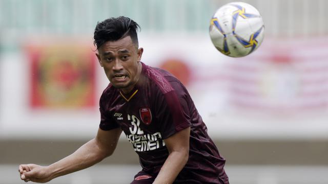 Bek PSM Makassar, Beny Wahyudi, menyundul bola saat melawan Lao Toyota FC pada laga Piala AFC 2019. (Bola.com/M. Iqbal Ichsan)