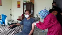 Wartawan mendapat giliran vaksinasi Covid-19 pada tahap kedua di Banyumas, Jawa Tengah. (Foto: Liputan6.com/Rudal Afgani)