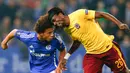 Pemain Schalke 04, Leroy Sane beradu duel udara dengan pemain Sparta Prague, Costa pada laga Liga Europa di Gelsenkirchen, Jerman, Kamis (22/10/2015). (Bola.com/Wolfgang Rattay)