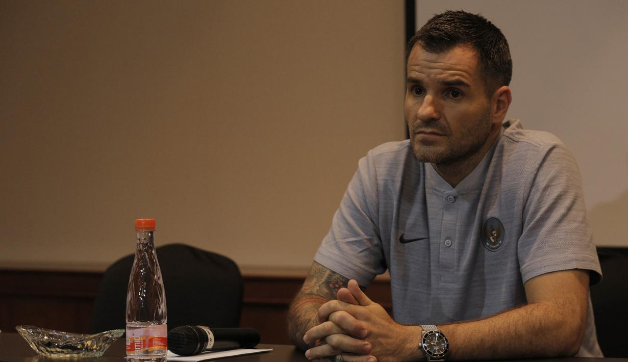 Pelatih Timnas Indonesia, Simon McMenemy, mengamati pertanyaan wartawan saat jumpa pers di Hotel Sultan, Jakarta, Kamis (24/1). Pada keterangannya, Simon ingin membawa timnas mengalami kenaikan ranking hingga peringkat 120. (Bola.com/Okie Prabhowo)