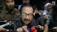 Mantan Gubernur Jatim, Soekarwo menjawab pertanyaan di gedung KPK, Jakarta, Rabu (28/8/2019). Soekarwo diperiksa sebagai saksi dugaan korupsi pembahasan, dan pengesahan APBD/APBD P Kab Tulungagung 2015-2018 dengan tersangka Ketua DPRD Tulungagung, Supriyono. (Liputan6.com/Helmi Fithriansyah)