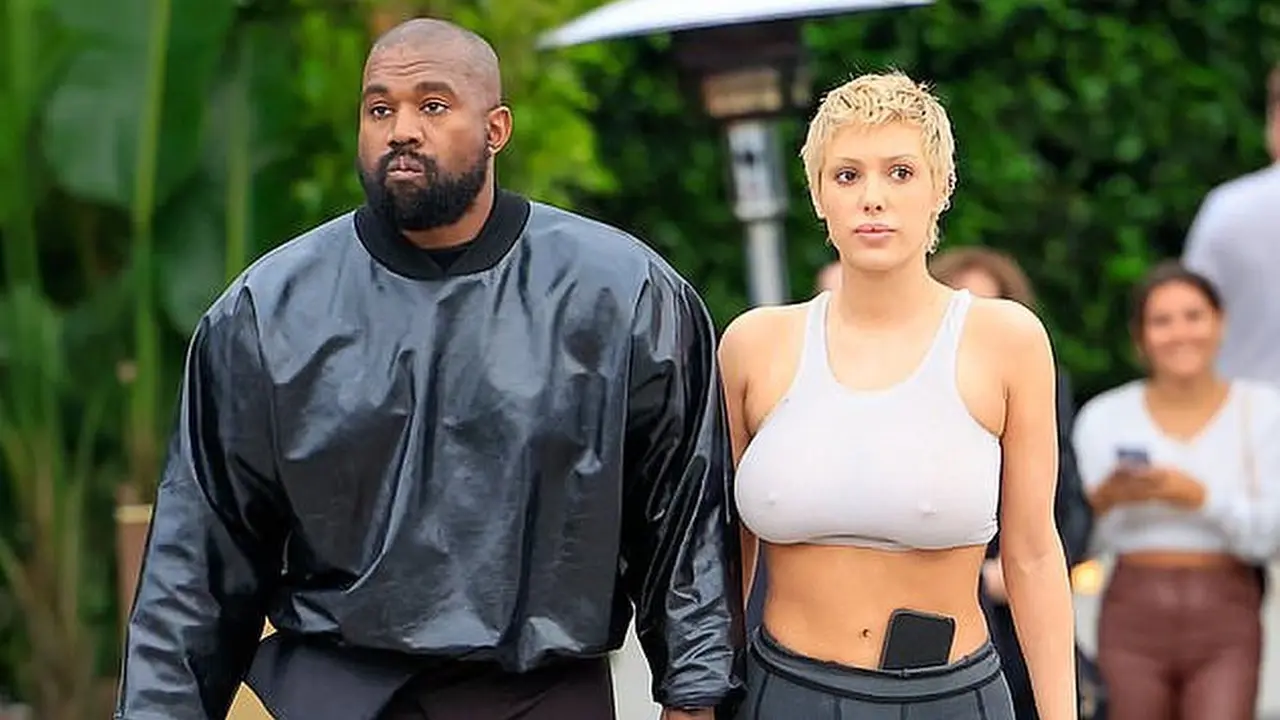 Kanye West Gandeng Tangan Bianca Censori Saat Makan di Luar, Atasan Bra Bikin Salah Fokus