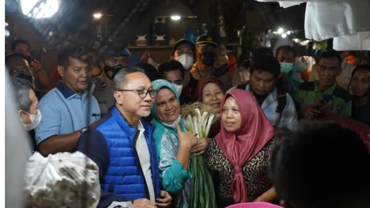 Menteri Perdagangan (Mendag) Zulkifli Hasan melakukan sidak dadakan di Pasar Grosir Keputran Surabaya, pada Sabtu  malam (30/7/2022).