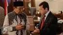 Ketua BPK Haris Azhar (kiri) kunjungi Ketua DPR Setya Novanto di Ruang Pimpinan DPR, Kompleks Parlemen, Jakarta, Senin (13/7/2015). Dalam kesempatan itu BPK menyerahkan hasil audit kesiapan Pilkada serentak kepada DPR. (Liputan6.com/Faizal Fanani)