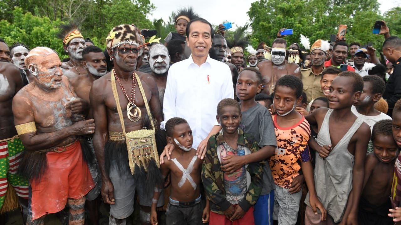 Presiden Joko Widodo atau Jokowi saat berkunjung di Kampung Ewer, Kabupaten Asmat, Papua Selatan, pada Kamis (6/7/2023).