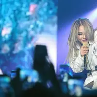 Ajakan CL pun disambut teriakan para penggemarnya. "Noona I Love You," teriak seorang penggemarnya. "I Love you too babe," sahut CL dari atas panggung. (Bambang E. Ros/Bintang.com)