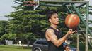 Tak hanya work out dengan nge-gym, suami dari Chelsey Frank ini juga kerap kali berolahraga basket. Tak heran jika ia kini punya tubuh yang kekar dan semakin prima.(Liputan6.com/IG/@randpunk)
