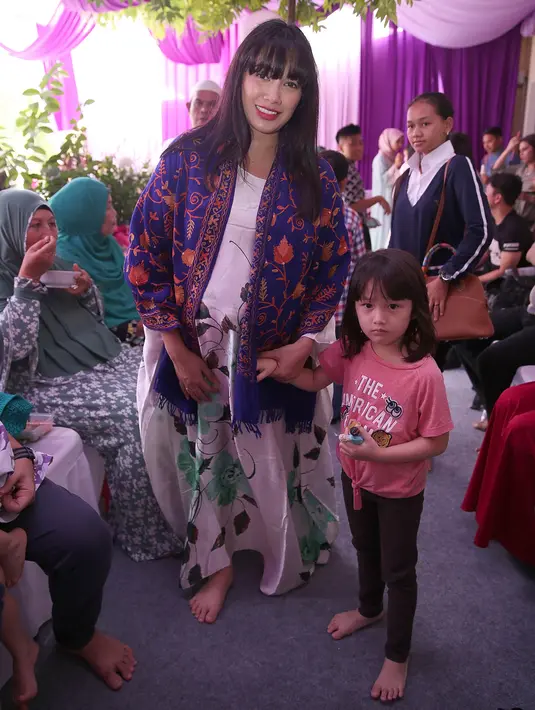 Menurut penuturan Ussy, bersama sang suami ia modal nekat dalam membangun rumahnya. Disebut sebagai hal paling berkesan, lantaran ia mengakui sempat kehabisan uang saat pembangunan berlangsung. (Bambang E. Ros/Bintang.com)