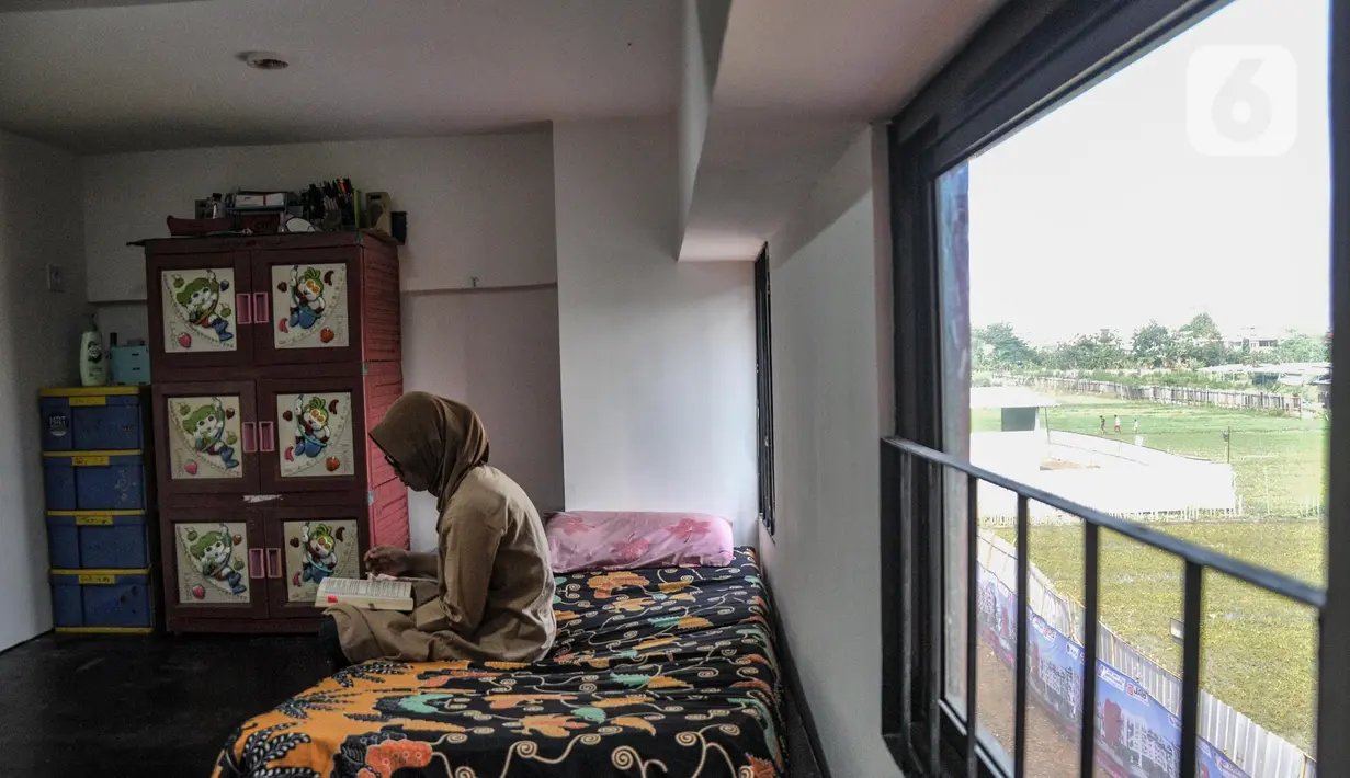 Warga membaca buku di salah satu unit Kampung Susun Produktif Tumbuh Cakung Eks. Bukit Duri, Jakarta Timur, Kamis (25/8/2022). Kampung susun ini memiliki tiga blok yang terdiri lima lantai dengan total 75 unit hunian. Tiap unit memiliki luas 36 meter persegi, terdiri atas dua kamar timur, ruang keluarga, dapur, balkon, hingga ruang usaha atau produksi. (merdeka.com/Iqbal S. Nugroho)
