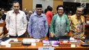 Agus Rahardjo (kedua kiri) bersama pimpinan KPK lainnya usai mengikuti Rapat Dengar Pendapat (RDP) dengan Komisi III DPR di Kompleks Parlemen, Senayan, Jakarta, Senin (11/9). (Liputan6.com/Johan Tallo)