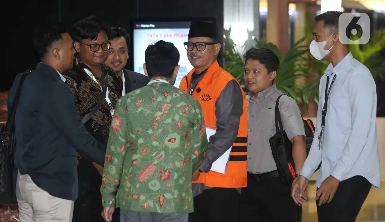 Maidi merupakan tersangka dugaan korupsi pemerasan, fee proyek, dan gratifikasi dana Tanggung Jawab Sosial Perusahaan/Corporate Social Responsibility (CSR), termasuk dugaan gratifikasi dari beberapa pihak selama periode 2019-2022 yang berjumlah Rp1,1 miliar. Tampak dalam foto, Wali Kota Madiun nonaktif, Maidi, sesaat sebelum meninggalkan Gedung Merah Putih Komisi Pemberantasan Korupsi (KPK) usai menjalani pemeriksaan lanjutan, Jakarta, Kamis (23/4/2026). (Liputan6.com/Helmi Fithriansyah)