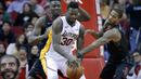 Pemain Lakers, Julius Randle (30) berusaha keluar dari kepungan dua pemain Rockets pada lanjutan NBA basketball game di Toyota Center, Houton, (31/12/2017). Rockets menang 148-142. (AP/Michael Wyke)