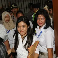 Jessica Kumala Wongso keluar dari ruang sidang Pengadilan Negeri (PN) Jakarta Pusat, Jakarta, Kamis (27/10). Jessica Kumala Wongso divonis 20 tahun penjara karena dinilai bersalah dalam kasus pembunuhan Wayan Mirna Salihin. (Liputan6.com/Helmi Afandi)