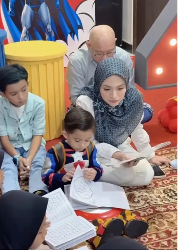 6 Potret Nathalie Holscher Tampil Berhijab di Ultah Adzam ke-4, Curi Perhatian