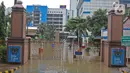 Banjir merendam halaman Kantor Direktorat Jenderal Bea dan Cukai di Jakarta, Selasa (25/2/2020). Hujan yang mengguyur Jakarta sejak dini hari tadi membuat halaman Kantor Direktorat Jenderal Bea dan Cukai terendam banjir. (Liputan6.com/Herman Zakharia)