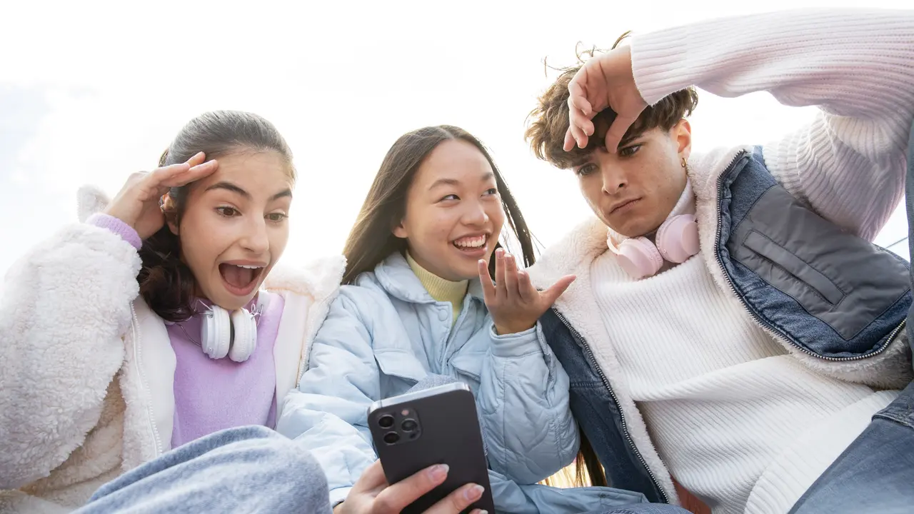 FOMO Konser dan Liburan, Mengapa Gen Z Jakarta Rentan Terjebak Financial Anxiety?